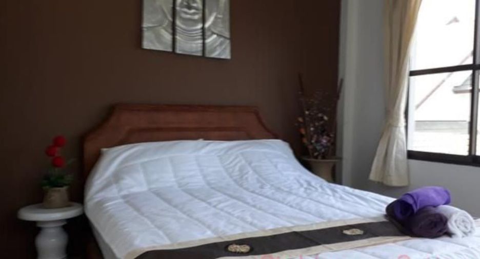 Casa en alquiler de 3 habitaciones en Bang Lamung, Chonburi