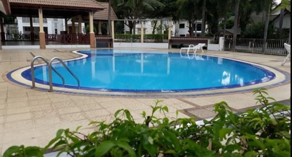 Casa en alquiler de 3 habitaciones en Bang Lamung, Chonburi