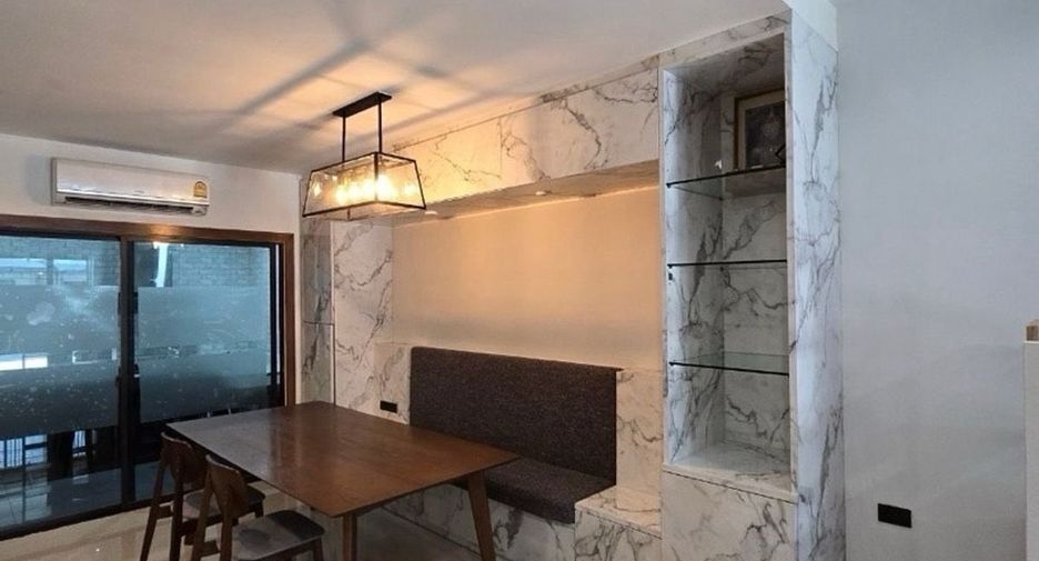 For rent 3 bedrooms townhouse in Bueng Kum, Bangkok