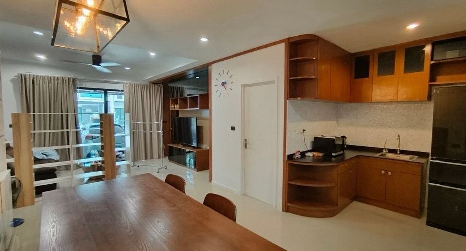 For rent 3 bedrooms townhouse in Bueng Kum, Bangkok