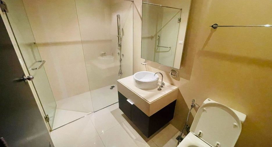 For rent 3 bedrooms condo in Khlong Toei, Bangkok