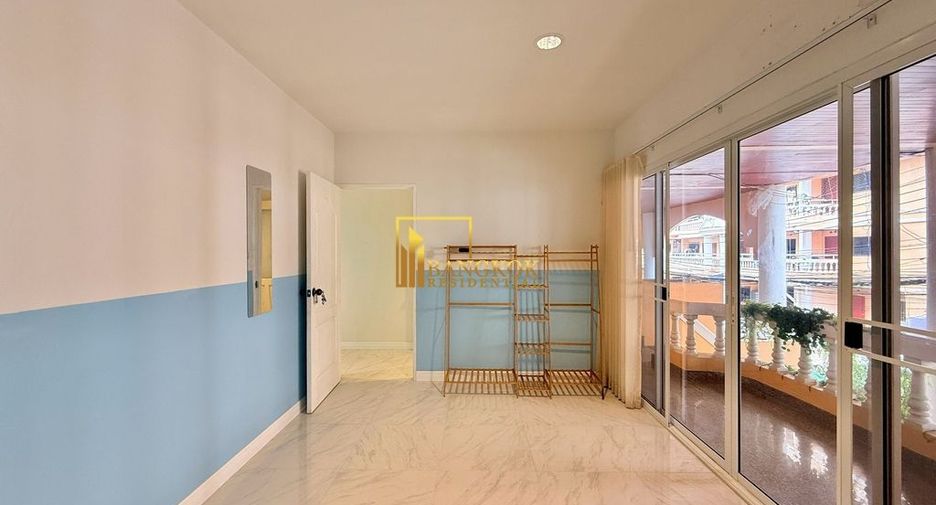Reihenhaus zur Miete mit 5 Zimmer in Watthana, Bangkok