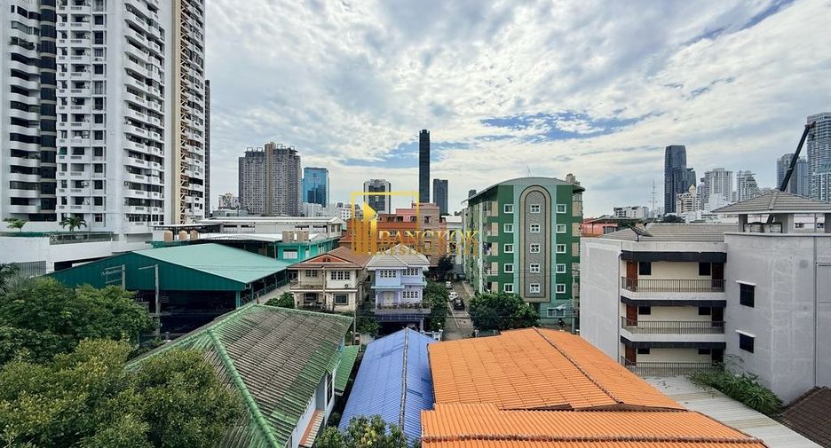 Reihenhaus zur Miete mit 5 Zimmer in Watthana, Bangkok