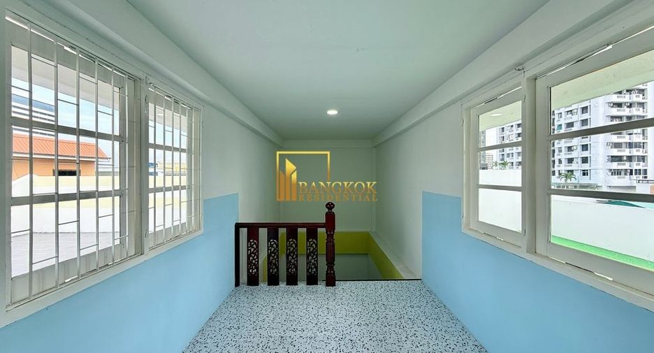 Reihenhaus zur Miete mit 5 Zimmer in Watthana, Bangkok