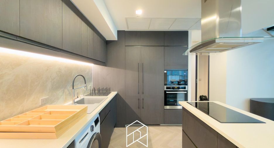 For sale 3 ベッドルーム condo in Sathon, Bangkok