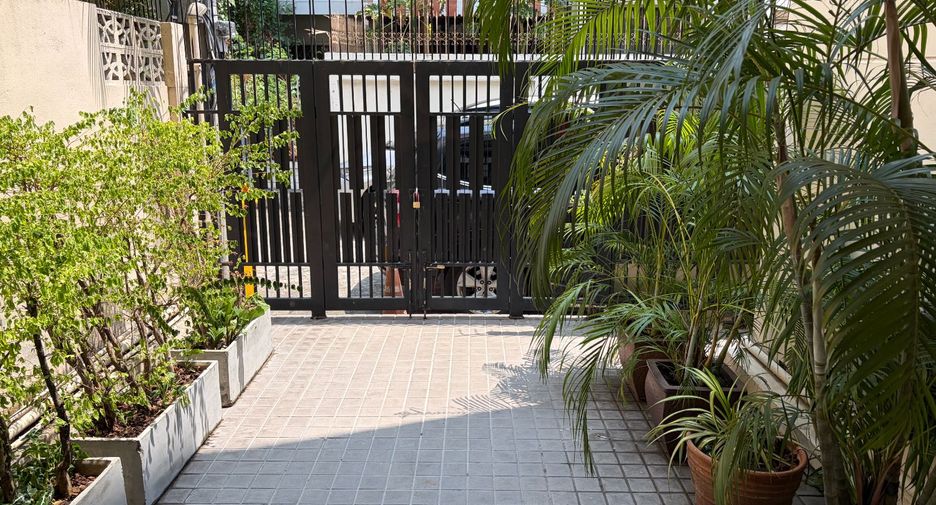 Reihenhaus zur Miete mit 4 Zimmer in Khlong Toei, Bangkok