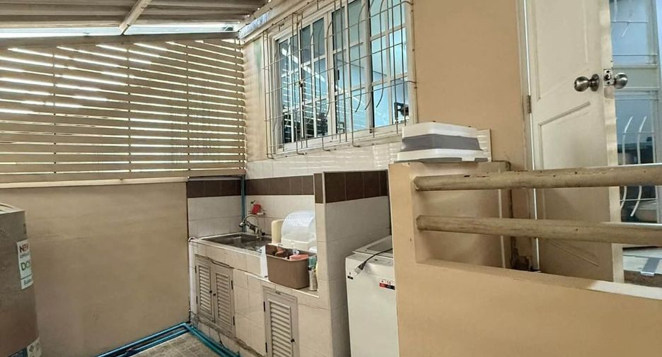 For rent 3 bedrooms townhouse in Bang Kapi, Bangkok