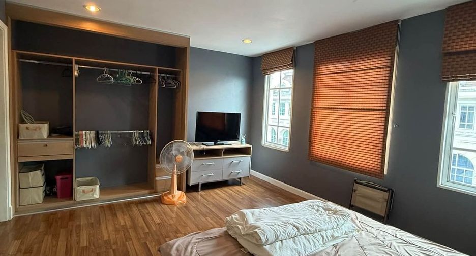 For rent 3 bedrooms townhouse in Bang Kapi, Bangkok