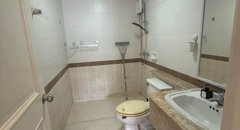 For rent 3 bedrooms townhouse in Bang Kapi, Bangkok