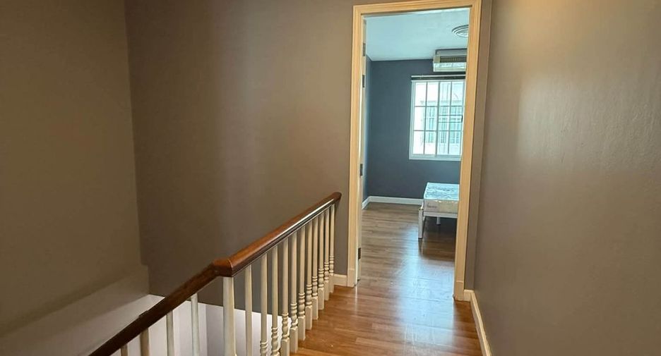 For rent 3 bedrooms townhouse in Bang Kapi, Bangkok