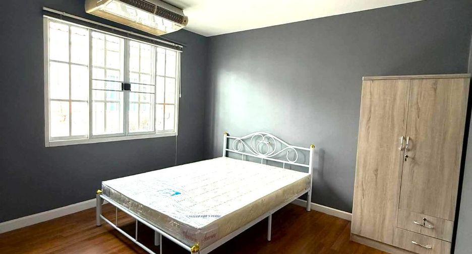 For rent 3 bedrooms townhouse in Bang Kapi, Bangkok