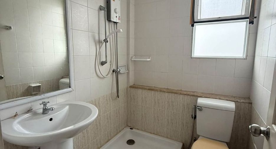 For rent 3 bedrooms townhouse in Bang Kapi, Bangkok