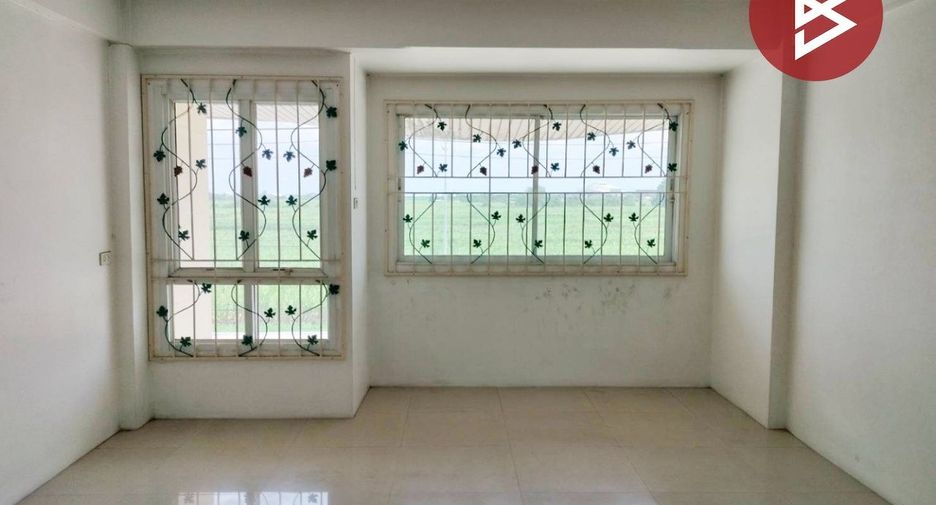À vendre 4 chambres local commercial à Ban Bueng, Chonburi