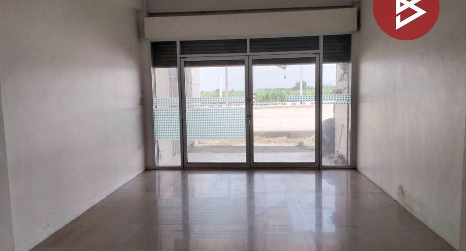 À vendre 4 chambres local commercial à Ban Bueng, Chonburi