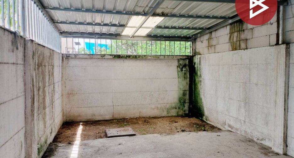 À vendre 4 chambres local commercial à Ban Bueng, Chonburi