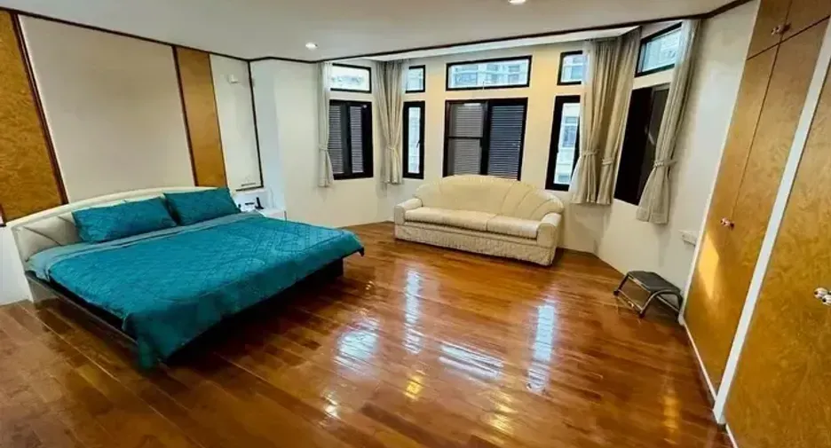 Casa adosada en alquiler de 4 habitaciones en Watthana, Bangkok