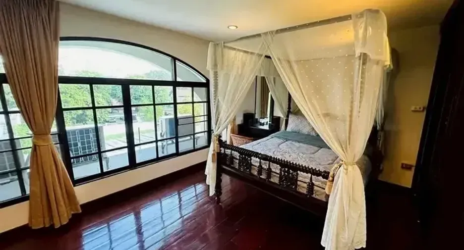 Casa adosada en alquiler de 4 habitaciones en Watthana, Bangkok