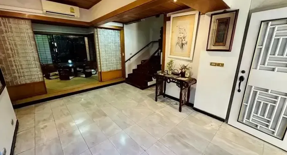 Casa adosada en alquiler de 4 habitaciones en Watthana, Bangkok