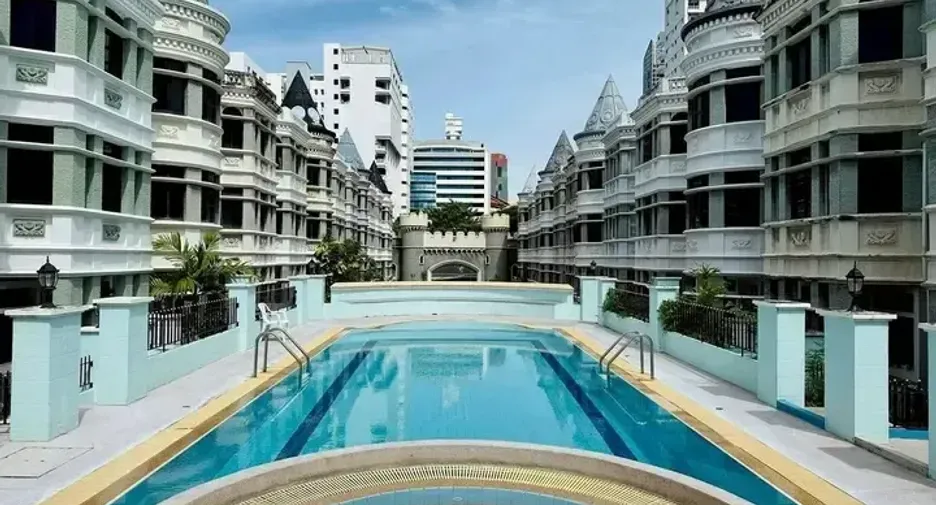 Casa adosada en alquiler de 4 habitaciones en Watthana, Bangkok