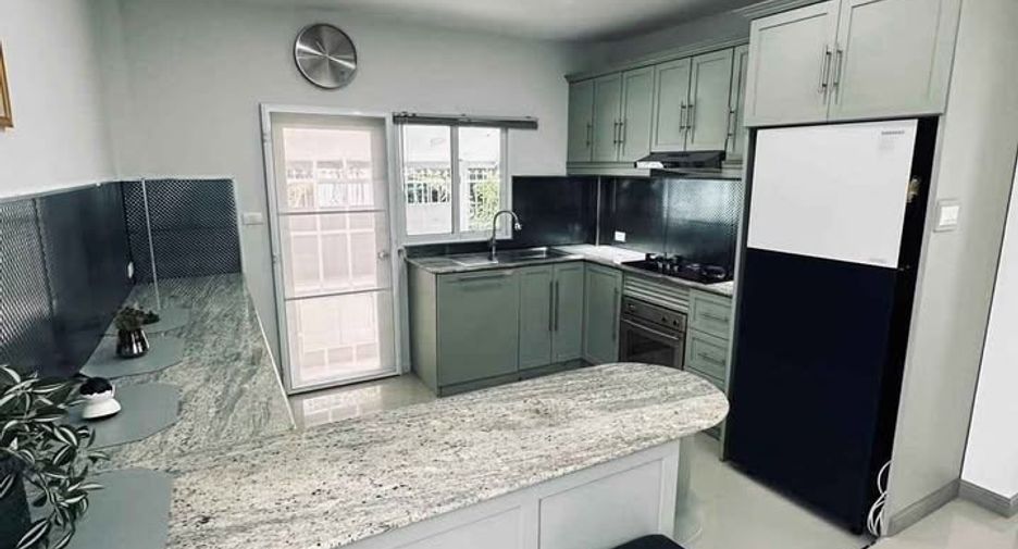 Casa en alquiler de 3 habitaciones en Bang Lamung, Chonburi