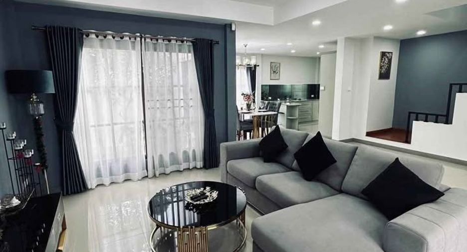 Casa en alquiler de 3 habitaciones en Bang Lamung, Chonburi