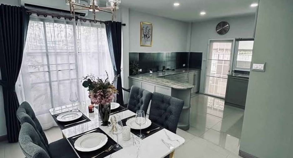 Casa en alquiler de 3 habitaciones en Bang Lamung, Chonburi