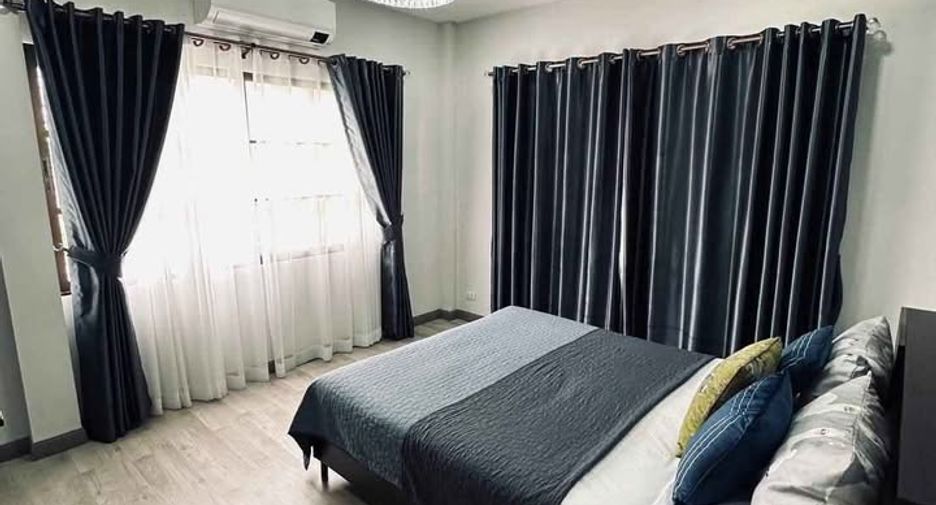 Casa en alquiler de 3 habitaciones en Bang Lamung, Chonburi