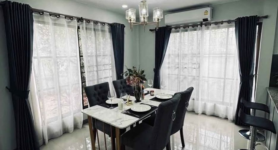 Casa en alquiler de 3 habitaciones en Bang Lamung, Chonburi