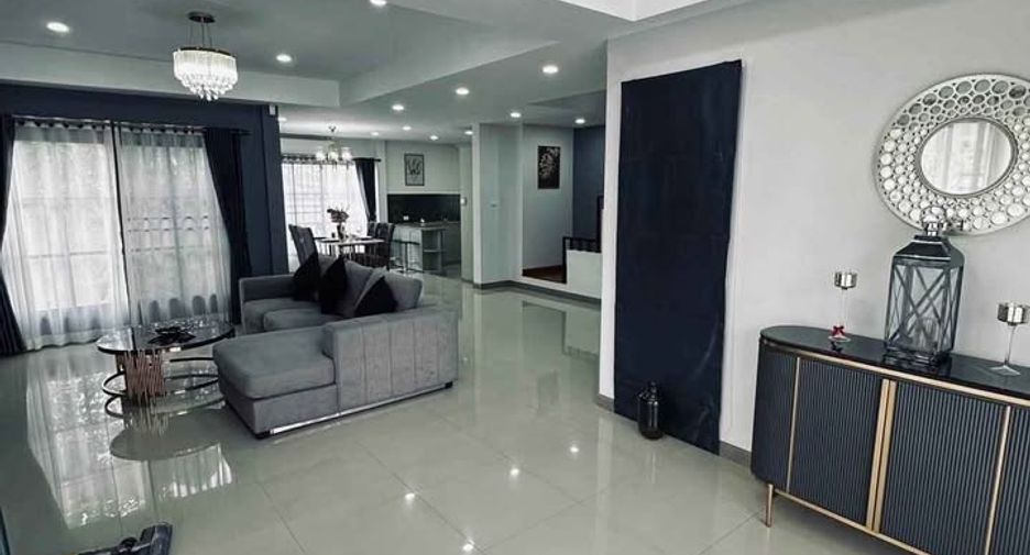 Casa en alquiler de 3 habitaciones en Bang Lamung, Chonburi