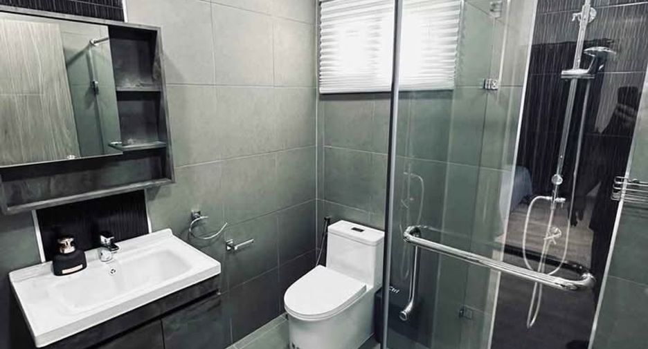 Casa en alquiler de 3 habitaciones en Bang Lamung, Chonburi