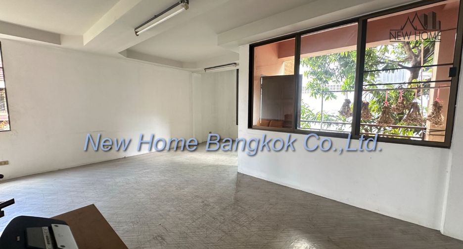 For sale 8 Beds house in Phra Khanong, Bangkok