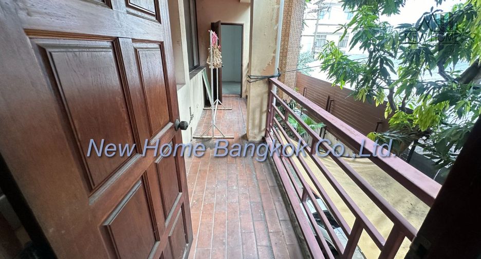 For sale 8 Beds house in Phra Khanong, Bangkok