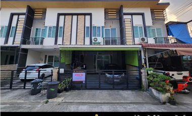 For sale 4 bed townhouse in Bang Na, Bangkok