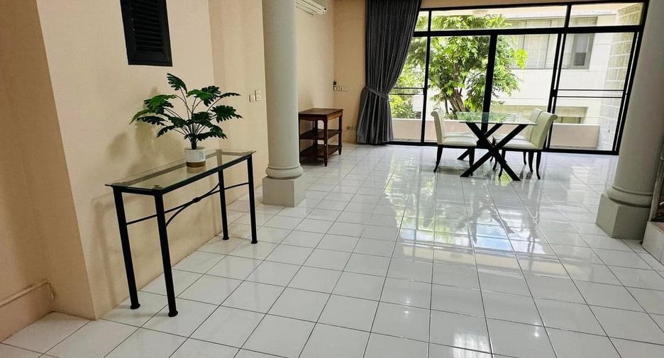 For rent 4 bedrooms townhouse in Watthana, Bangkok
