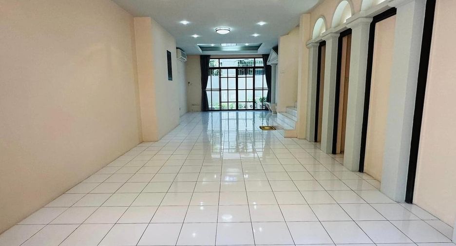 For rent 4 bedrooms townhouse in Watthana, Bangkok