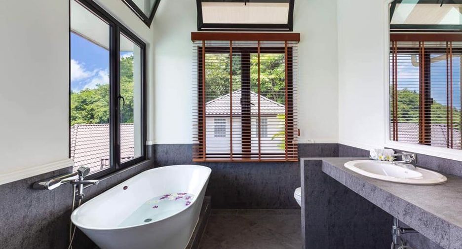 For rent 4 bedrooms villa in Mueang Phuket, Phuket
