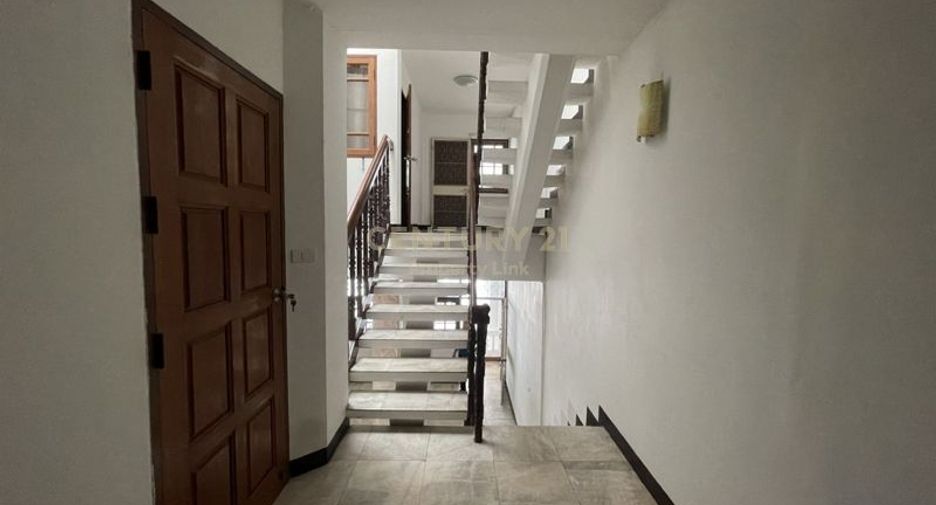 For sale 4 bed townhouse in Din Daeng, Bangkok