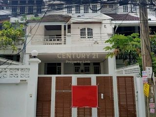 For sale 4 bed townhouse in Din Daeng, Bangkok