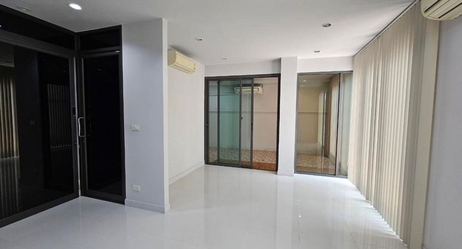 À louer et à vendre 7 chambres maison à Yan Nawa, Bangkok