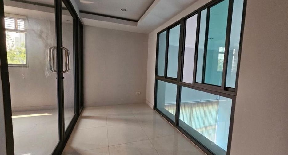 For rent and for sale 7 bed house in Yan Nawa, Bangkok