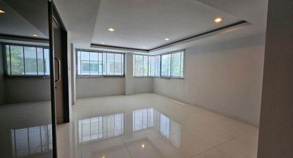 À louer et à vendre 7 chambres maison à Yan Nawa, Bangkok
