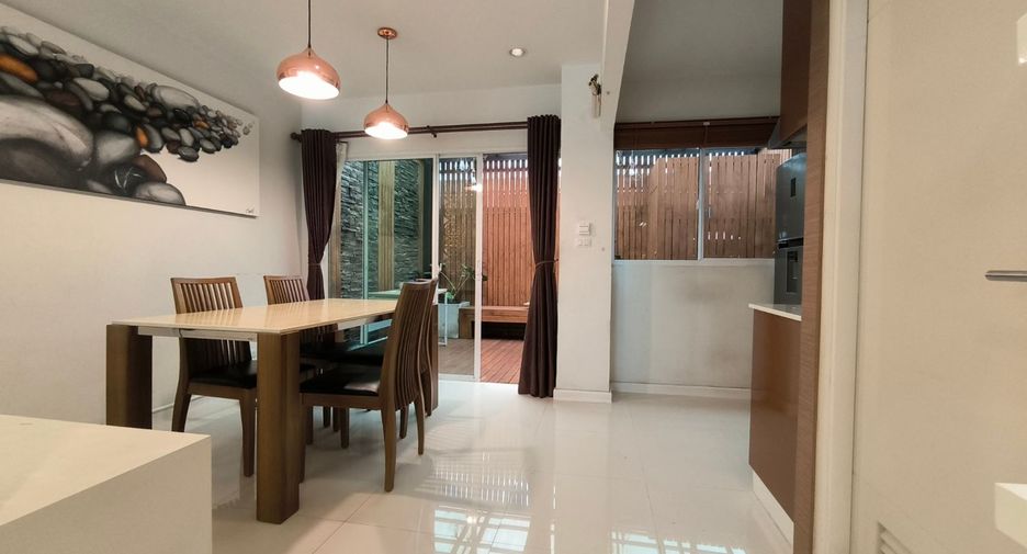 For sale 3 bedrooms townhouse in Suan Luang, Bangkok