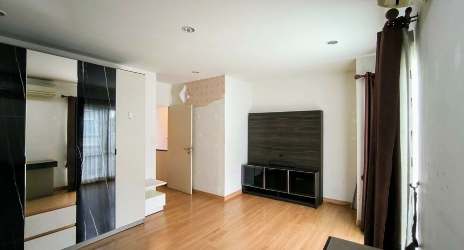 For sale 3 bedrooms townhouse in Suan Luang, Bangkok