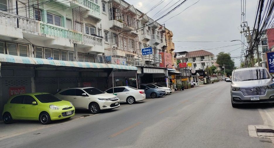 For sale 3 bedrooms retail Space in Lak Si, Bangkok