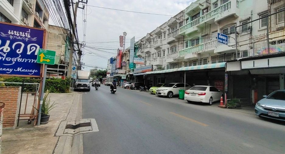 For sale 3 bedrooms retail Space in Lak Si, Bangkok