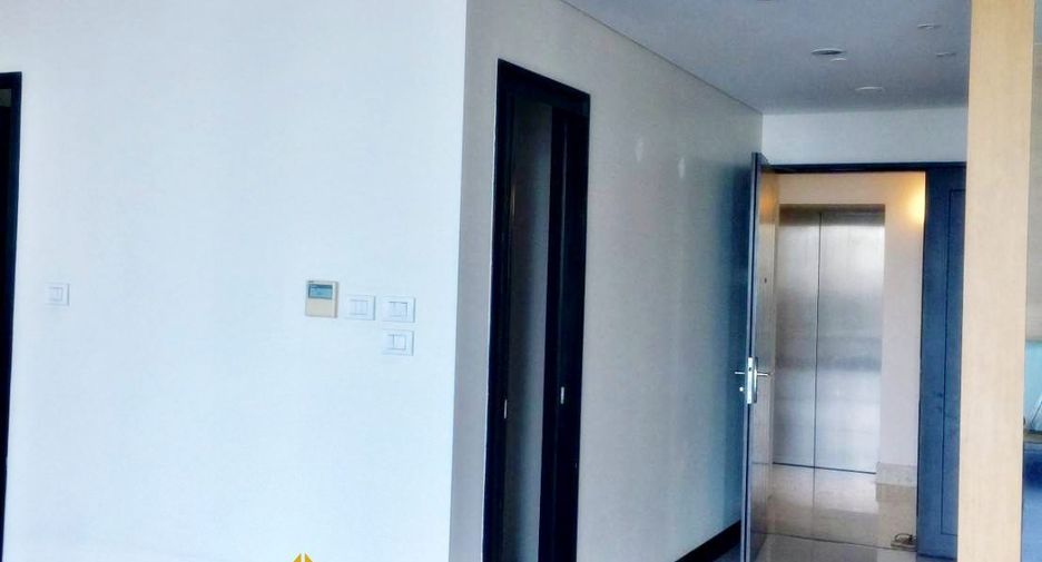 For rent 3 bedrooms condo in Pathum Wan, Bangkok
