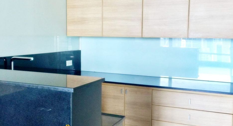For rent 3 bedrooms condo in Pathum Wan, Bangkok