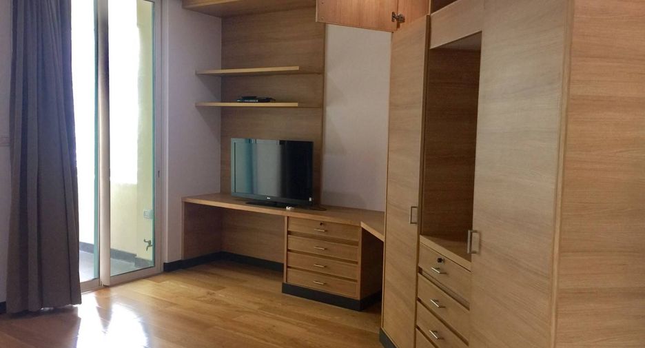 For rent 3 bedrooms condo in Pathum Wan, Bangkok
