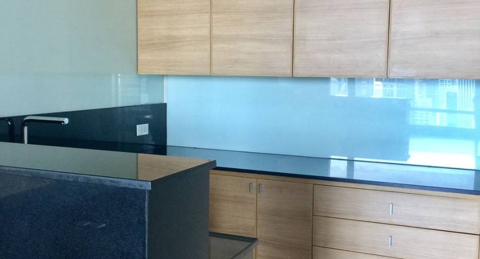 For rent 3 bedrooms condo in Pathum Wan, Bangkok