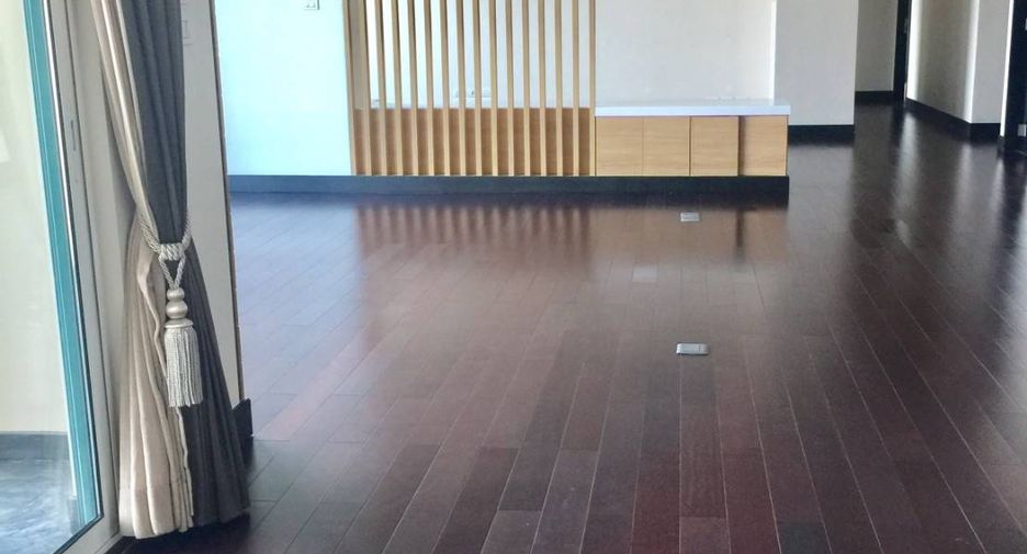 For rent 3 bedrooms condo in Pathum Wan, Bangkok